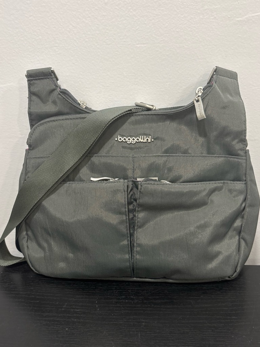 Baggallini grey Lightweight Crossbody purse pockets zipper bag like new